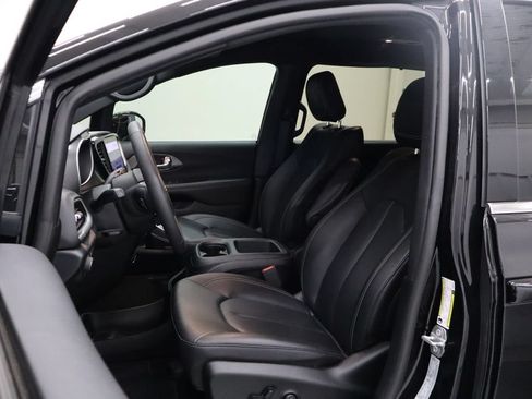 Used 2025 Chrysler Pacifica Select FWD image 10