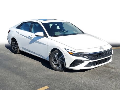 Certified 2025 Hyundai Elantra SEL image 1