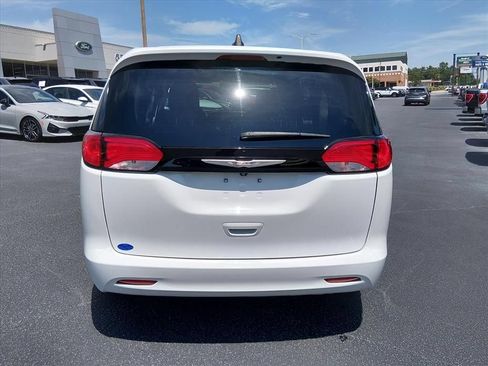 Used 2024 Chrysler Voyager LX FWD image 5
