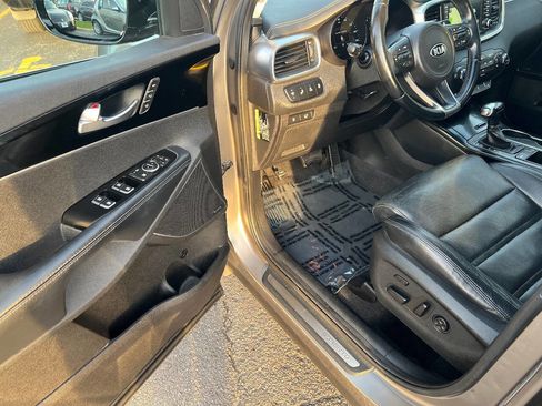 Used 2016 Kia Sorento SX image 19