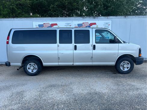 Used 2010 Chevrolet Express 3500 LS RWD image 2