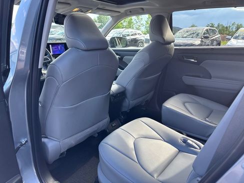 Used 2024 Toyota Highlander XLE AWD/4WD image 23