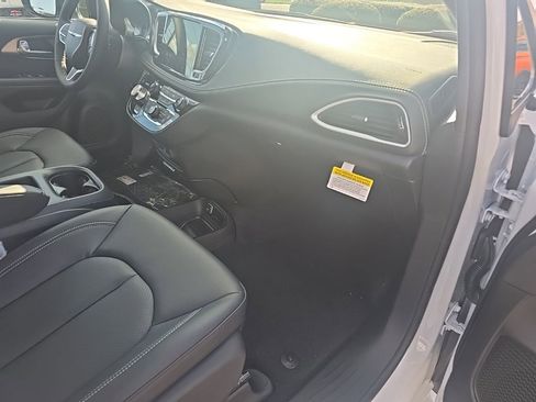 New 2026 Chrysler Pacifica Select FWD image 19