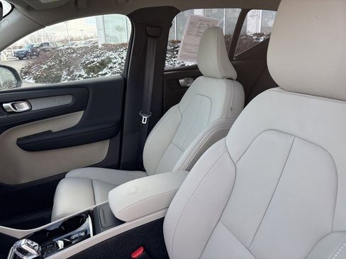 Certified 2025 Volvo XC40 B5 Ultra w/ Protection Package Premier image 18