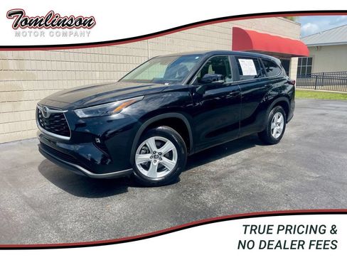 Used 2025 Toyota Highlander LE FWD image 1