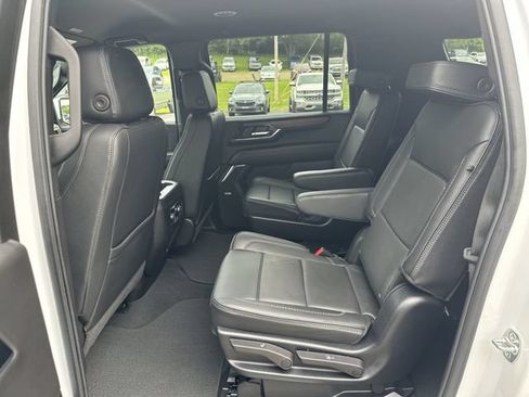 Used 2025 GMC Yukon XL Denali AWD/4WD image 26