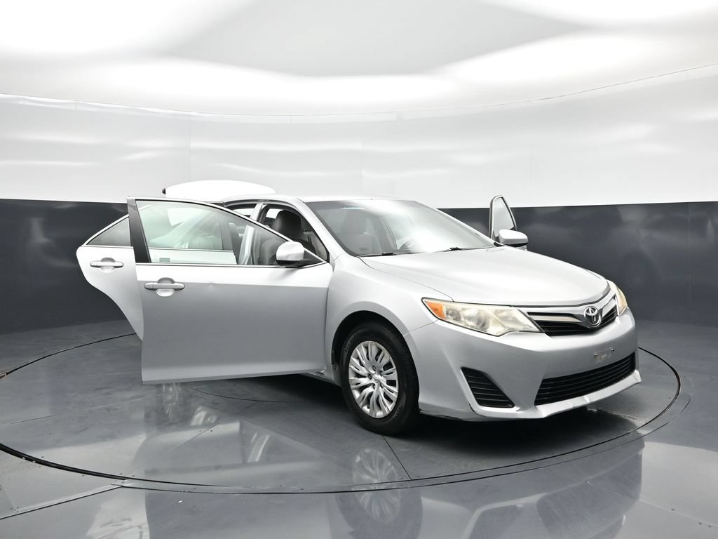 Used 2014 Toyota Camry LE FWD image 26