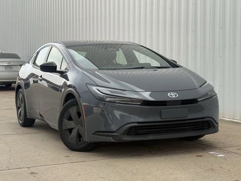 Used 2024 Toyota Prius LE image 2