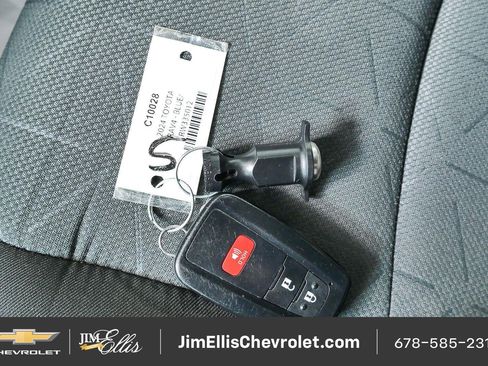 Used 2024 Toyota RAV4 XLE FWD image 37