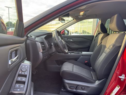 Certified 2025 Nissan Rogue SV AWD/4WD image 11
