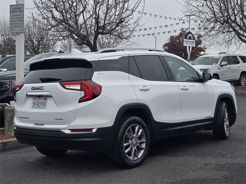 Used 2023 GMC Terrain SLT image 4