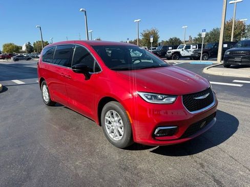 New 2026 Chrysler Pacifica Select image 3