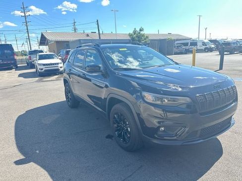 Used 2023 Jeep Cherokee Altitude Lux AWD/4WD image 11