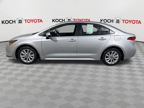 Used 2025 Toyota Corolla LE w/ LE Premium Package FWD image 4