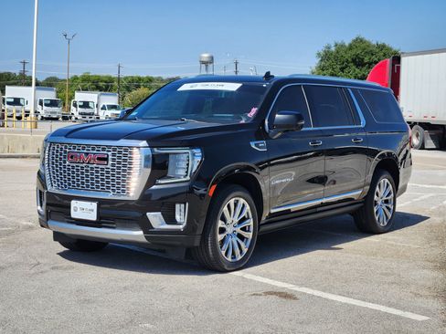 Used 2023 GMC Yukon XL Denali AWD/4WD image 2