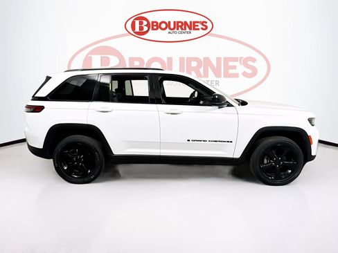 Used 2022 Jeep Grand Cherokee Altitude AWD/4WD image 11