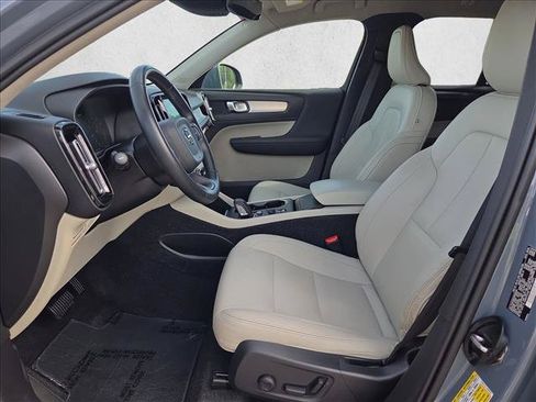 Used 2021 Volvo XC40 T4 Momentum FWD image 23