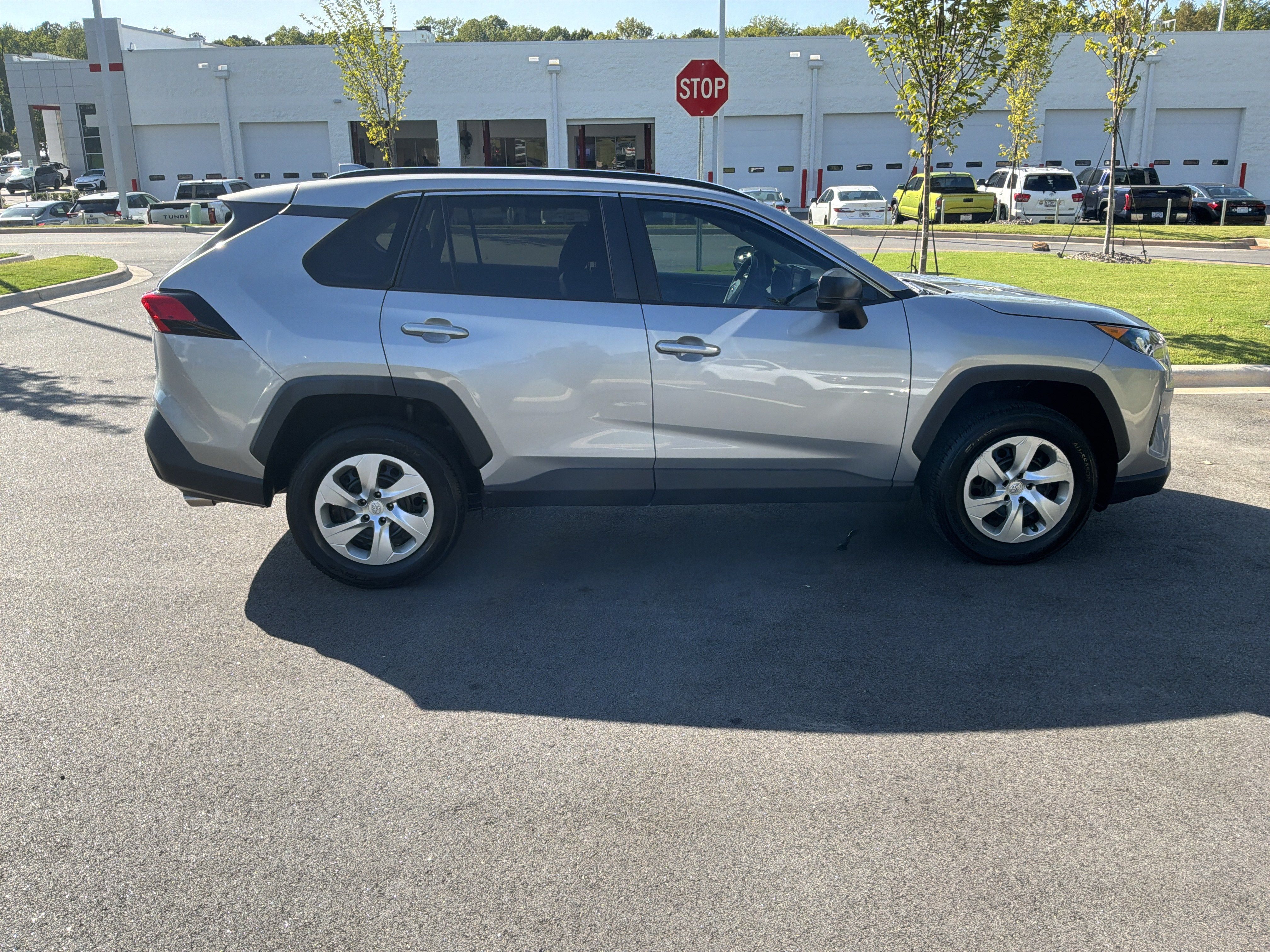 Used 2019 Toyota RAV4 LE FWD image 13