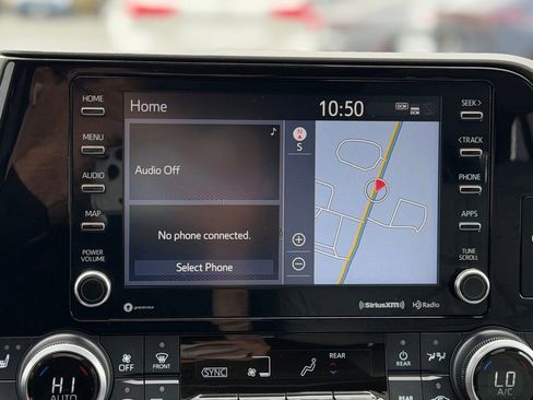Used 2022 Toyota Highlander XLE AWD/4WD image 19