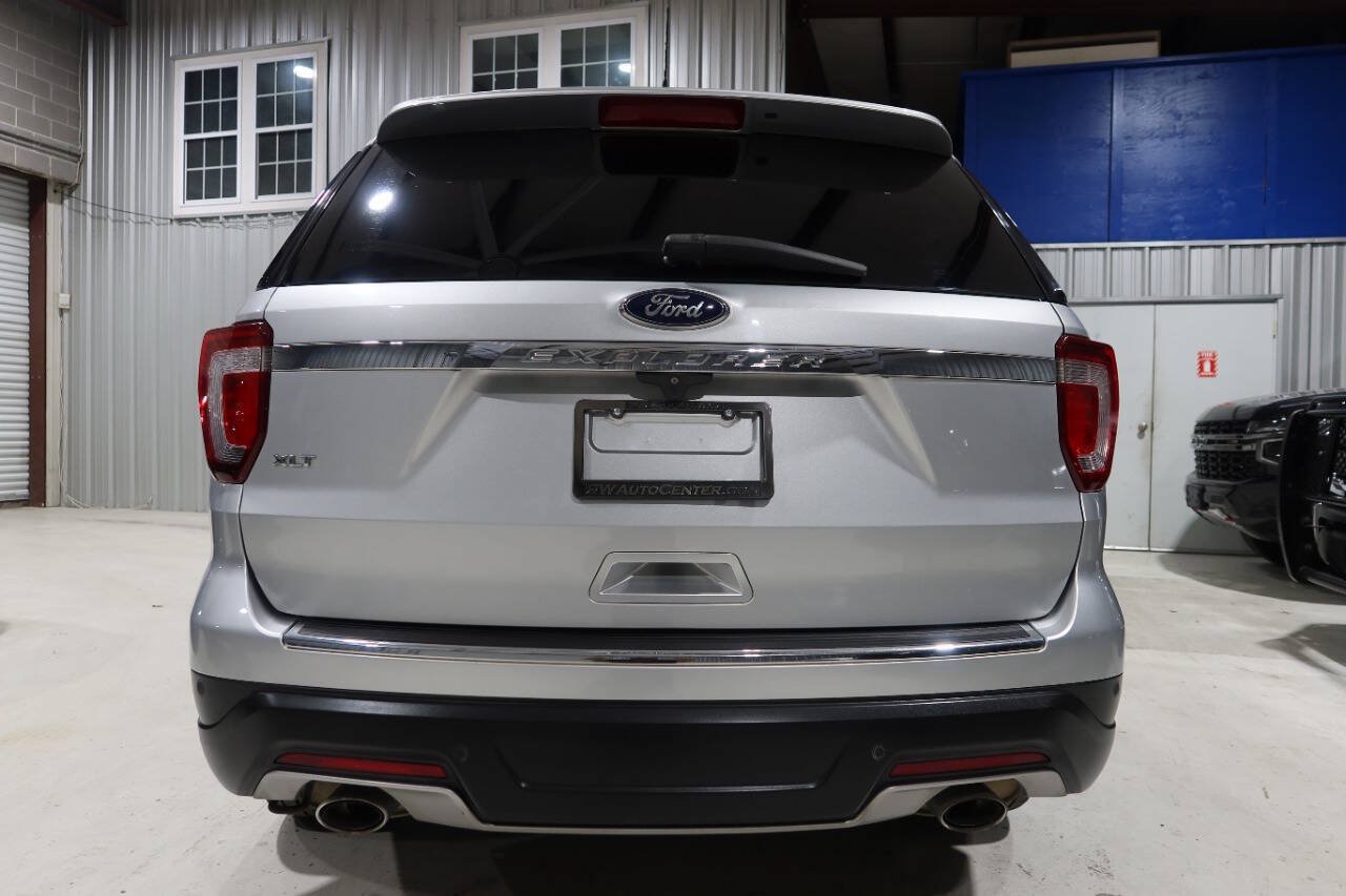 Used 2018 Ford Explorer XLT w/ Equipment Group 201A FWD image 4