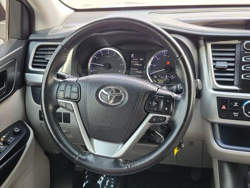 Certified 2018 Toyota Highlander Plus w/ Carpet Mat Package (TMS) AWD/4WD image 23