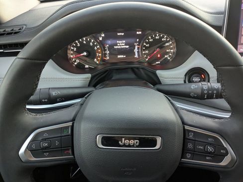 Used 2025 Jeep Compass Limited AWD/4WD image 28