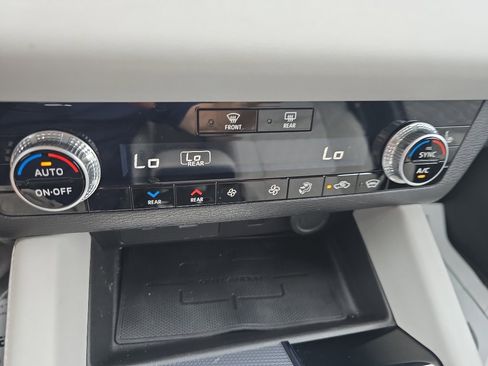 Used 2024 Mitsubishi Outlander SEL AWD/4WD image 30
