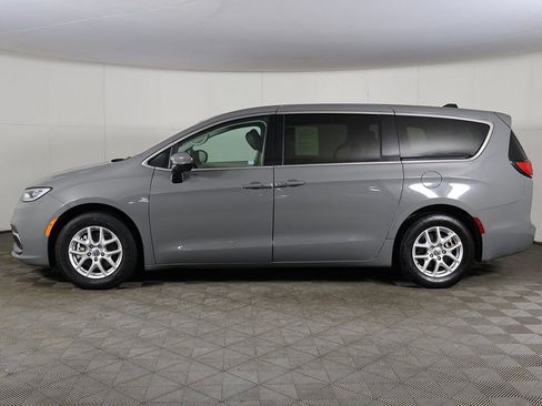 Used 2023 Chrysler Pacifica Touring-L image 18