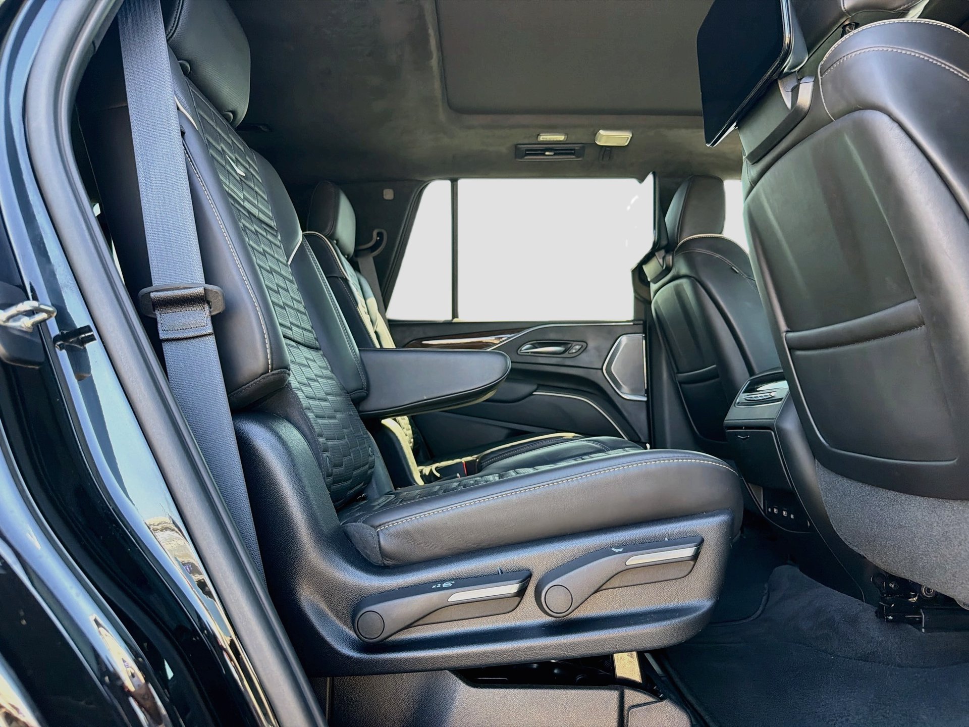 Used 2023 Cadillac Escalade Sport Platinum w/ Heavy-Duty Trailer Package AWD/4WD image 33