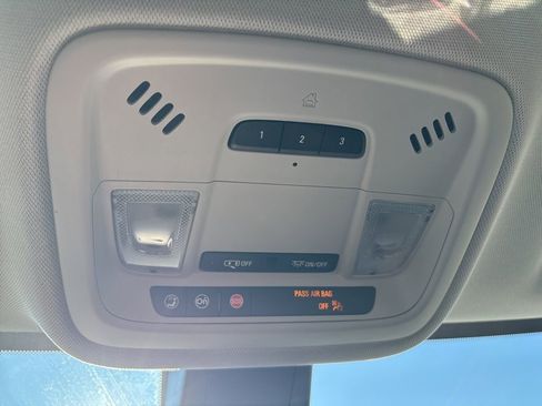 Used 2020 Chevrolet Traverse LT image 15