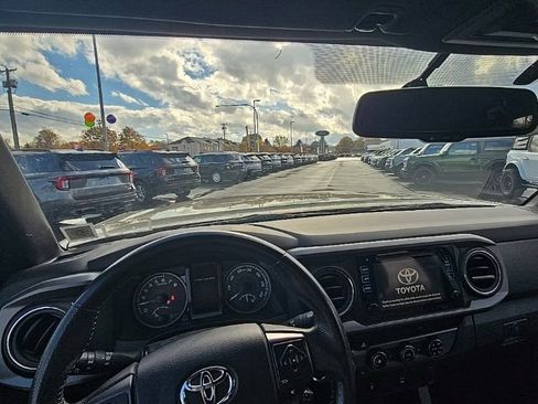 Used 2017 Toyota Tacoma TRD Off-Road image 2