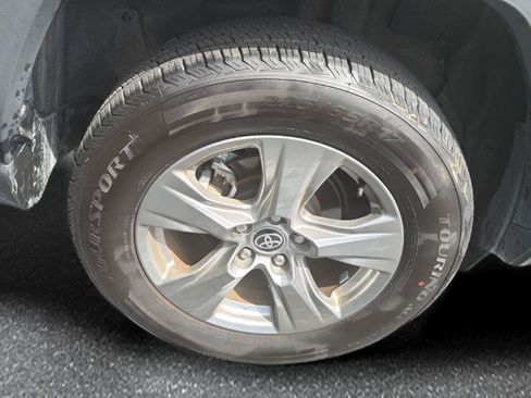 Used 2025 Toyota RAV4 XLE AWD/4WD image 11