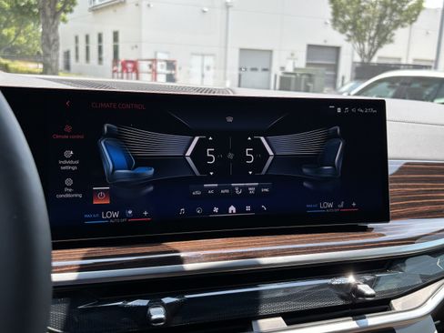 Used 2026 BMW X7 xDrive40i w/ M Sport Package image 32