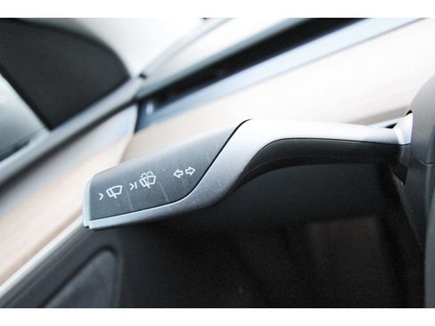 Used 2025 Tesla Model Y Long Range RWD image 17