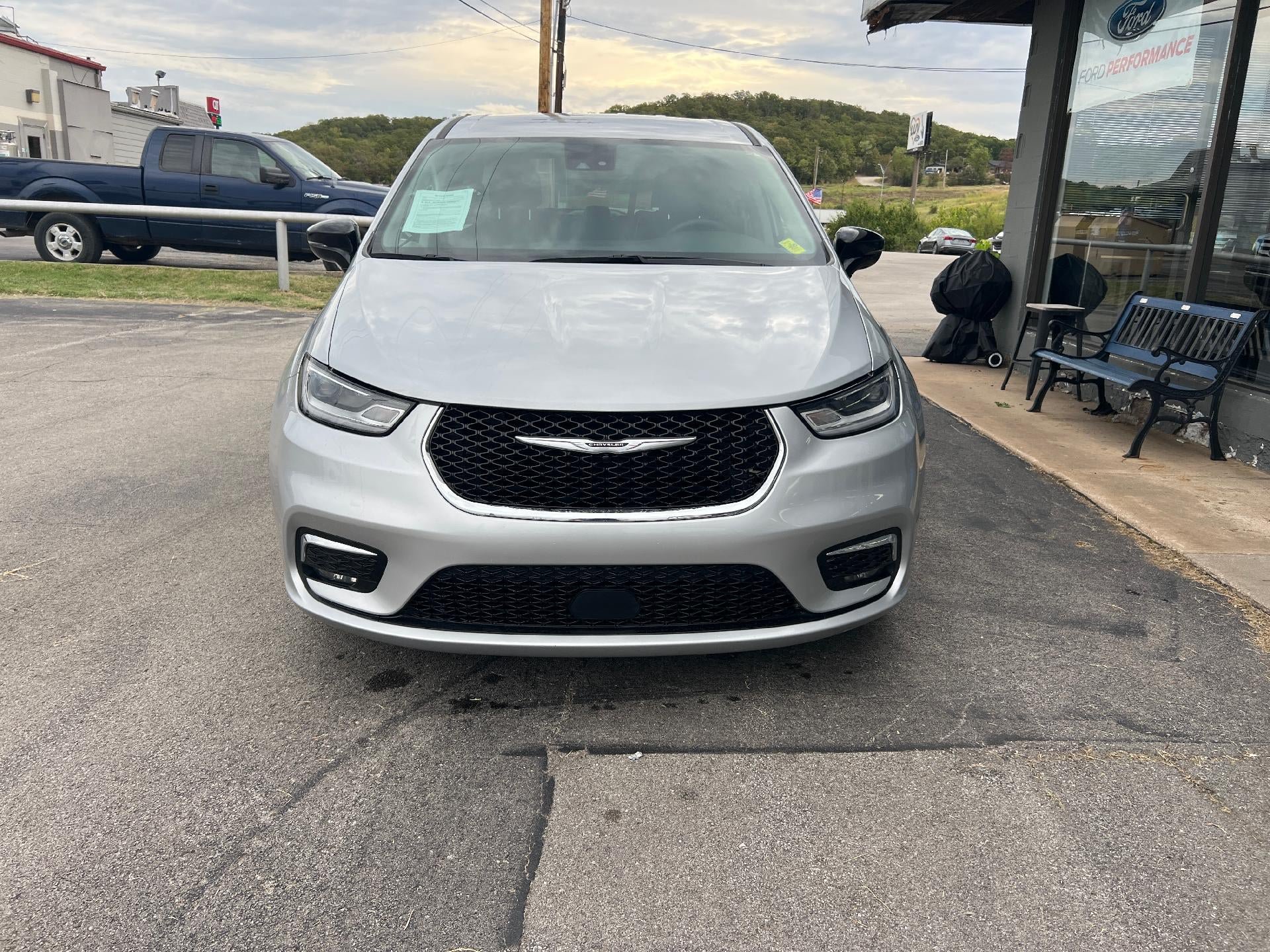Used 2024 Chrysler Pacifica Touring-L FWD image 4