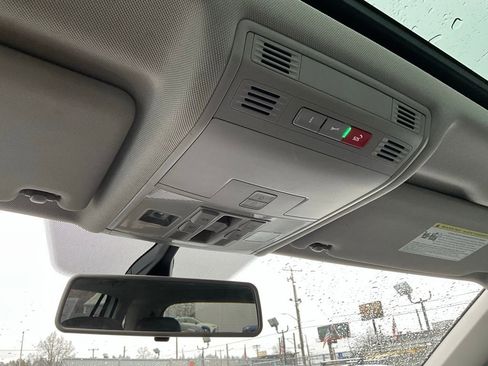 Used 2020 Volkswagen Tiguan SE w/ Panoramic Sunroof Package image 18