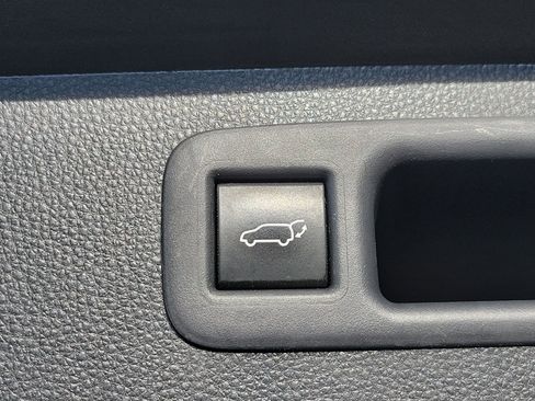 Used 2022 Toyota Highlander LE image 15