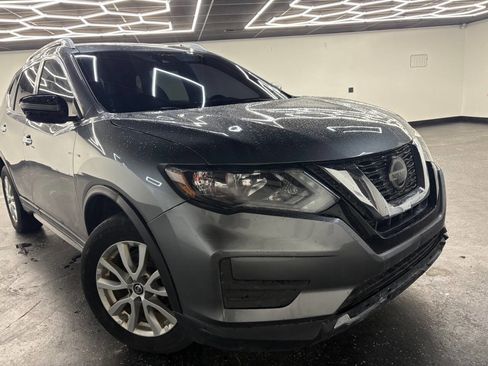 Used 2020 Nissan Rogue SV image 3