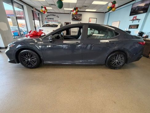 Used 2025 Toyota Camry SE image 11