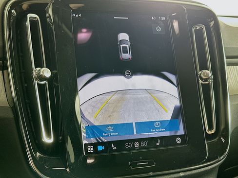 Used 2025 Volvo XC40 B5 Plus image 23