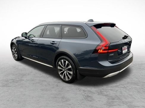 Used 2025 Volvo V90 B6 Cross Country Plus image 37