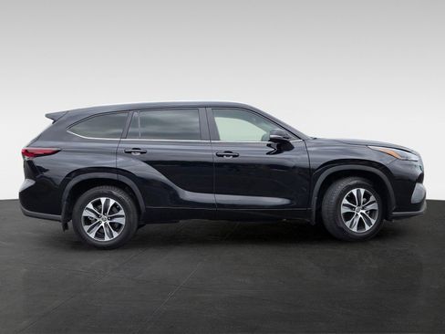 Used 2024 Toyota Highlander XLE AWD/4WD image 3