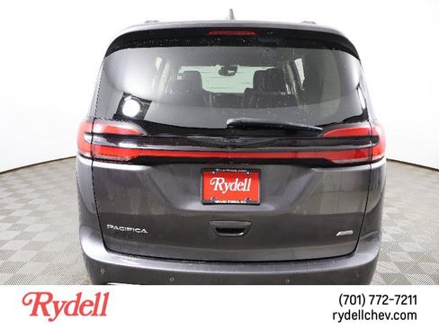 Used 2022 Chrysler Pacifica Touring-L image 5
