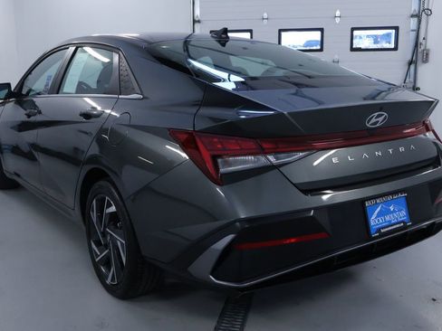 Used 2025 Hyundai Elantra SEL image 5