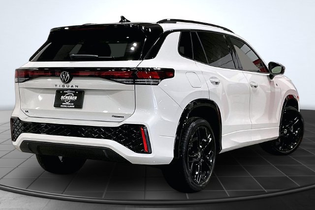 Used 2025 Volkswagen Tiguan SE R-Line AWD/4WD image 2