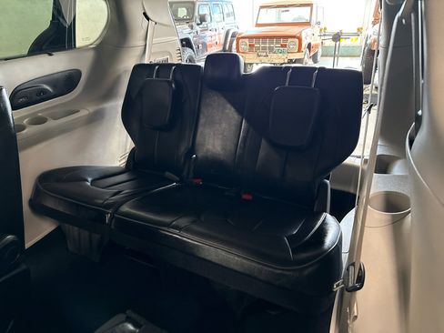 Used 2018 Chrysler Pacifica Limited image 39