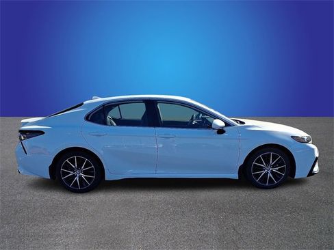 Used 2024 Toyota Camry SE image 3