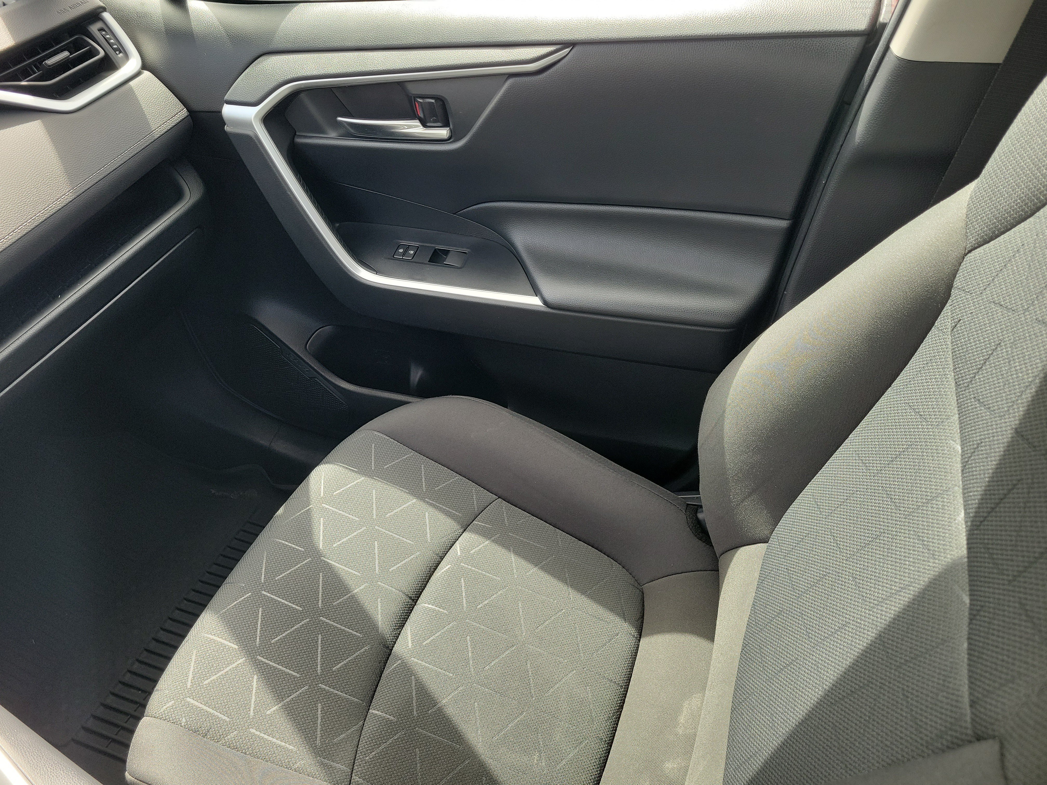 Certified 2021 Toyota RAV4 XLE w/ Convenience Package FWD image 17
