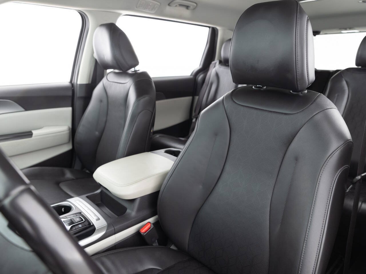 Used 2023 Kia Carnival LX FWD image 22