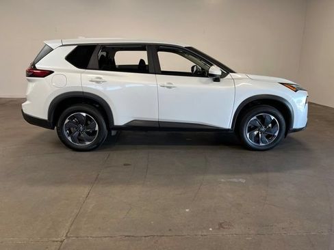 Used 2024 Nissan Rogue SV AWD/4WD image 2